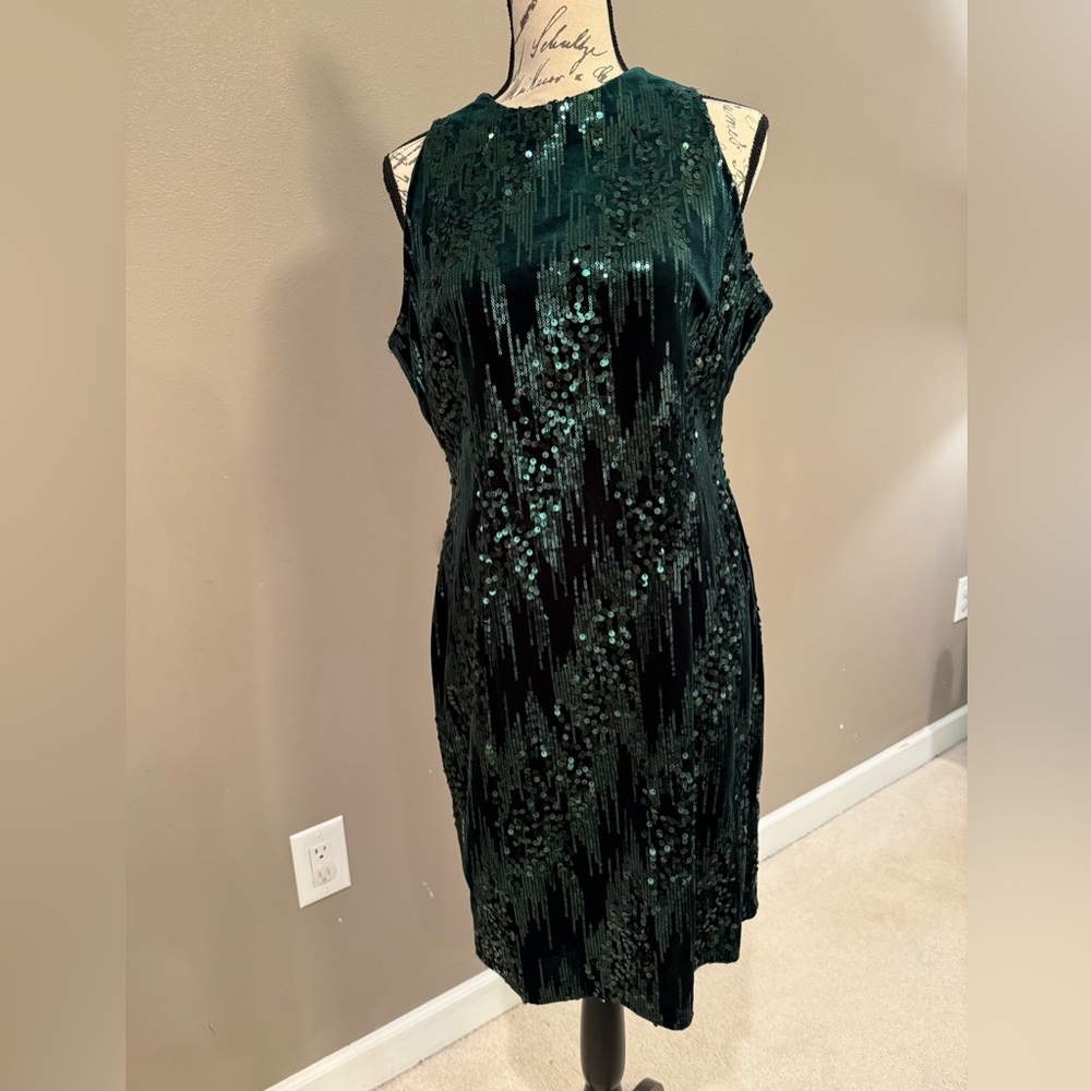 Tahari size 10p Green sequence sleeveless dress